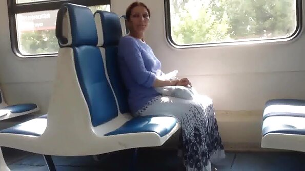 Ny blonde iray dia mamelatra ny tongony ary mihosotra tsara izy