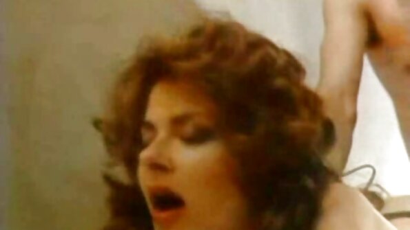 Voadona mafy teo am-pandriana ny blonde iray misy boriky sexy