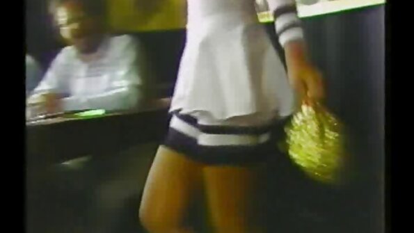 Mamy blonde mahafatifaty miaraka amin'ny titties tonga lafatra dia maniry firaisana mafana