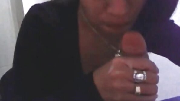 Ny brunette tery miaraka amin'ny boriky sexy dia miditra amin'ny analy