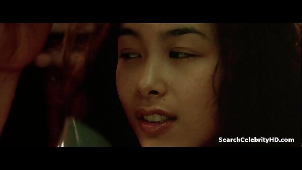 Blonde sy brunette iray mampiseho ny nofony miboridana ary manana threesome