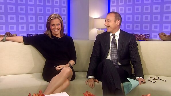 blonde misy volo olioly no eo ambony latabatra hazo, misavoritaka