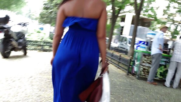 Ankizikely be vony miboiboika no mikoropaka eo ambony latabatra