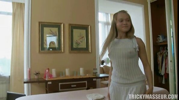 Ny blonde am-pitiavana sexy tia akoho dia mivavaka amin'ny namany