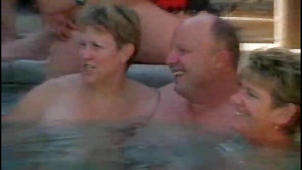 Mahafinaritra ny tantely kely manify miaraka amin'ny pecker mafy be eo amin'ny bozaka