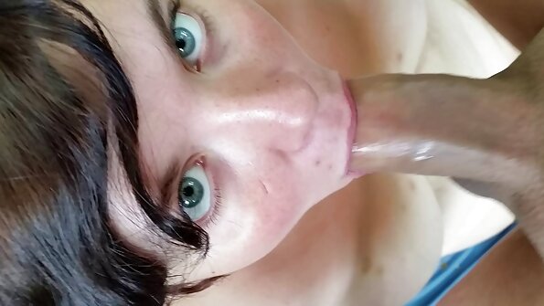 Ny brunette lehibe iray izay tia mipetraka amin'ny dick dia mahatsapa iray