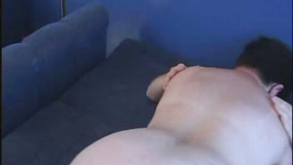 Zazakely matotra blonde miaraka amin'ny kibo sexy no mitantana akoho lehibe