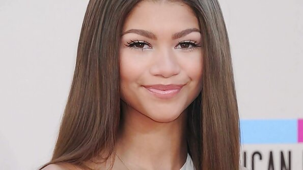 Zatovo blonde mahia dia eo an-tampon'ny akoho mainty matevina, mihosotra