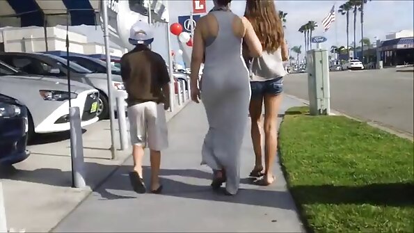 Vehivavy blonde be dia be miaraka amin'ny andiana mpandondòna mahafinaritra dia lasa manjavozavo