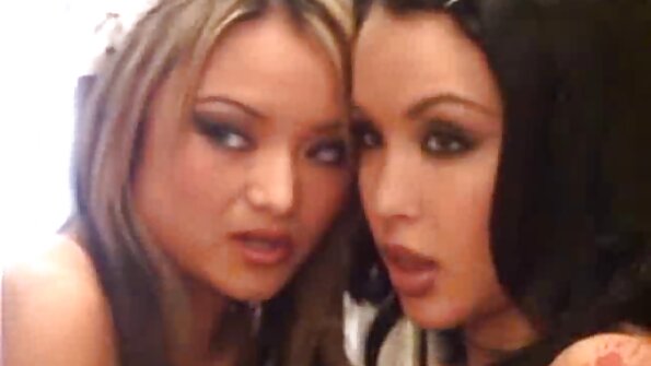 Ny blonde blonde mafana dia nilelaka ny vodiny tamin'ny lehilahy mihtsy