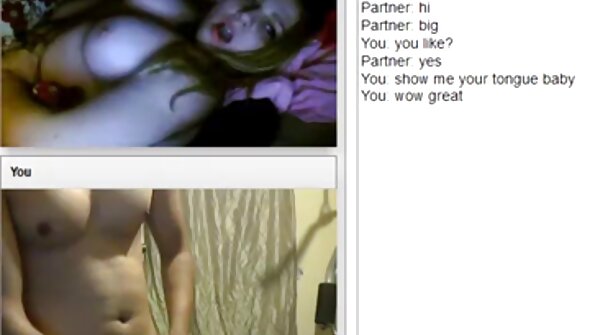 Vehivavy blonde sexy miaraka amin'ny borikiny tery dia lasa manjavozavo eo amin'ny sofa