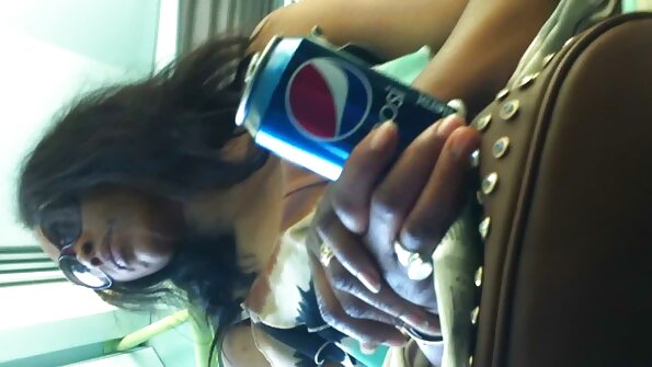 Nipetraka teo ambony dick ny bitsikely iray ao anaty ba kirarony fotsy