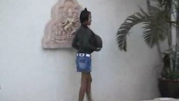 Ny blonde iray dia mahazo fidirana indroa avy amin'ny patners roa