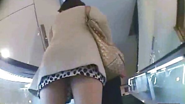 Vehivavy brunette manana boriky be dia rava ny vodiny teo am-pandriana