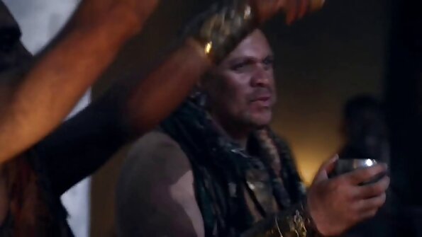 Latina manana nono lehibe tsara tarehy mipetraka eo ambony dick