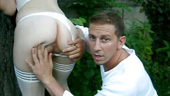 Zatovo blonde sexy no niditra teo amin'ny reniny izay lasa nijaly