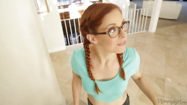 Vehivavy aziatika mamy iray no mipoitra eo amin'ny tarehiny eo akaikin'ny fakantsary