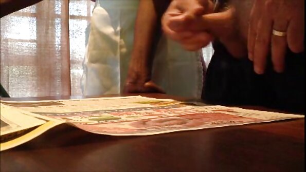 Ny blonde iray manana boriky tery dia mahatsapa dicks roa lehibe ao anaty lavaka mando