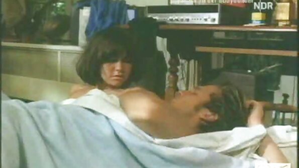 Ny brunette iray dia manao blouse ary izy koa dia manadala