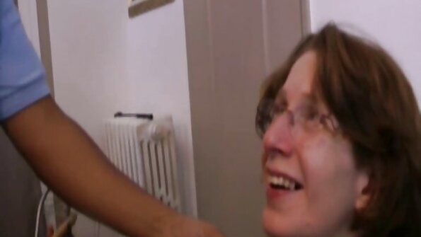 Vehivavy blonde be dia be misy nono be dia be no voasokajy amin'ny lambam-pandriana