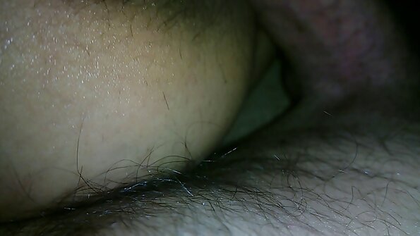 Ny vodiny lehibe amin'ny tovovavy bikini feno ny dikany any ivelany