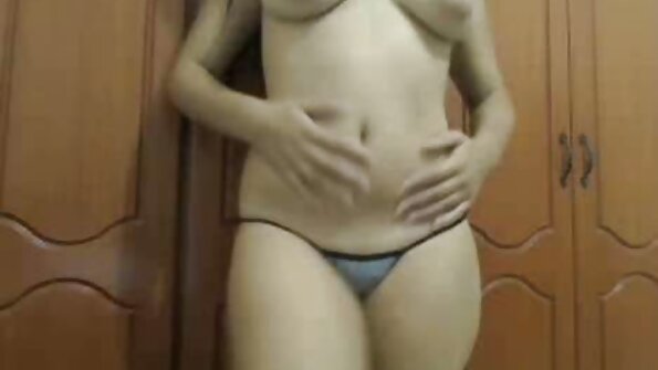 Brunette Asian hottie mitsentsitra dick ao amin'ny WC-bahoaka