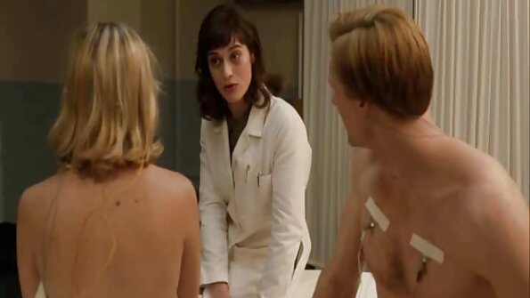 Bimbo blonde manao horonan-tsarimihetsika indroa misesisesy amin'ny lalao telo