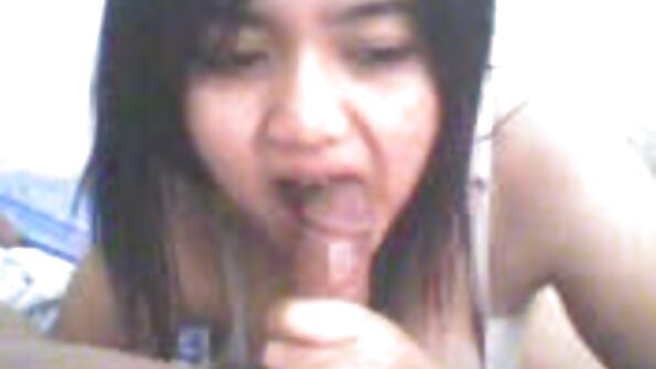 Ny brunette manana volo volo dia mahazo pecker mainty