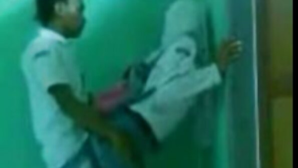 Brunette tia akoho no minono lava eo am-pandriany