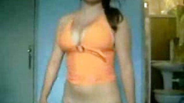 Zazavavy be tratra izay manana nonony mitsivalana dia mipetraka amin'ny dick lehibe