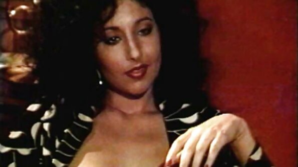 Ny akoho vavy be volo dia miaraka amin'ny mpivady, manao telo