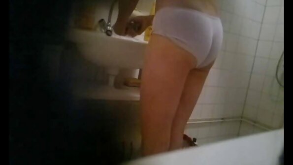 Zazakely manana ampondra sexy no voasokajy teo amin'ny sofa amin'ny lahatsary