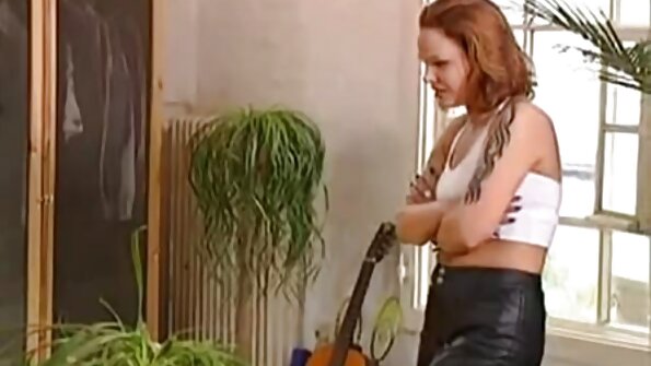 Ny blonde be boobied dia nangataka tamin'ilay zaza tsara tarehy mba hanadala azy