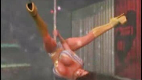 Bimbo miaraka amin'ny boriky sexy no nofaohin'ny namany teo amin'ny sofa