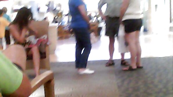 Tovovavy irery blonde no manosika ny rantsantanany ao anatin'ny vodiny mando