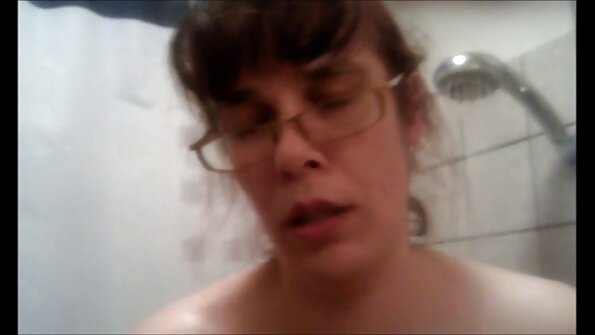 blonde misy fefy volom-borona eo amin'ny vodiny no voasokajy ao anaty borikiny