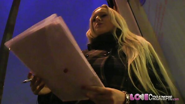 Blonde mitafy ba kiraro mainty dia manao firaisana ara-nofo eo ambony fandriana