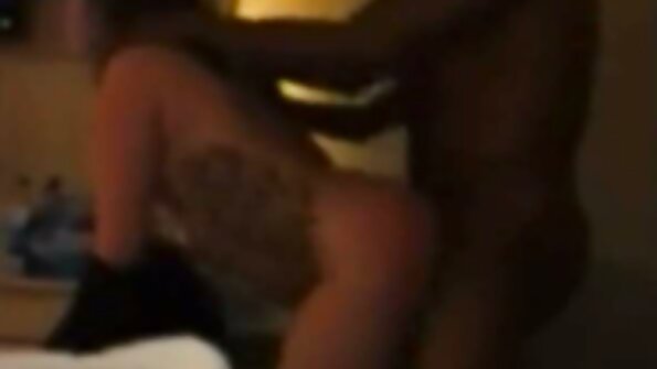 Lehilahy mainty lehibe iray mikarakara blonde mahafatifaty miaraka amin'ny tsorakazony