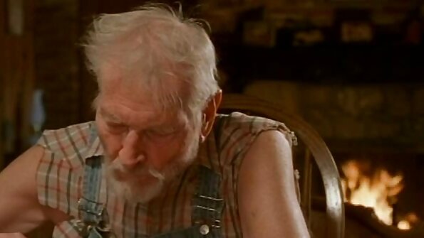 blonde sy brunette dia mifanoroka amin'ny video lesbiana