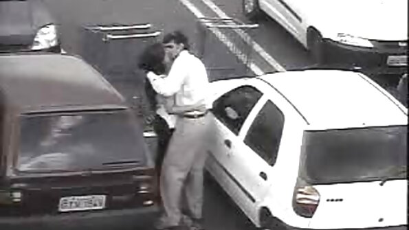 Ny fisamborana ny MILF miaraka amin'ny nono sy vodiny dia nataon'ny lehilahy sola