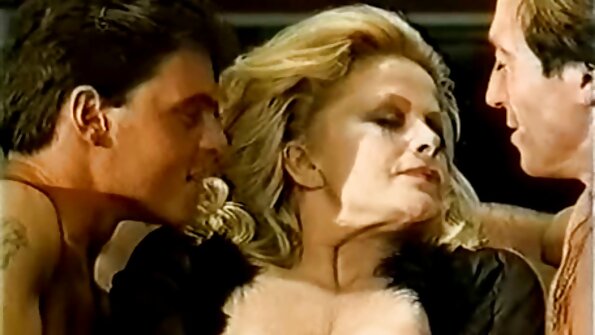 Sipa sexy miboridana ao amin'ny club club, mikarakara akoho