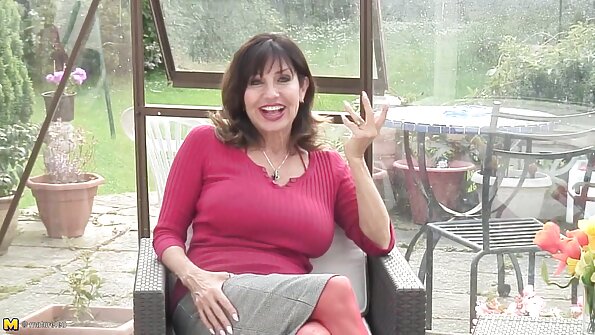 Mampiharihary ny vatany eny imasom-bahoaka ny blonde mahia sady lava volo