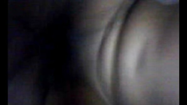 Ny akoho mainty miaraka amin'ny vodiny tsy misy volo dia lasa miboridana mafy