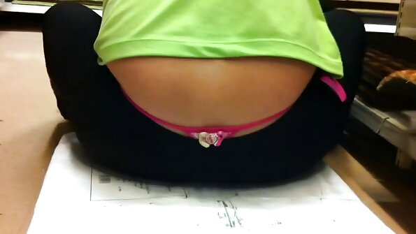 Ny blonde iray dia mivelatra malalaka ny borikiny ary manao firaisana amin'ny anal izy