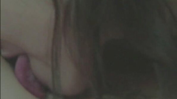 Ny brunette iray manao fanamiana dia manadala ny fony