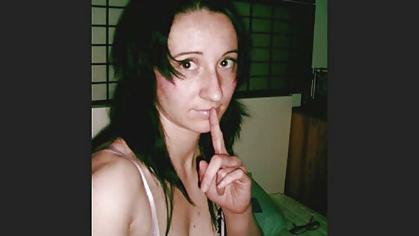 Ny brunette sexy dia mitelina ny tsirinaina amin'ny threesome