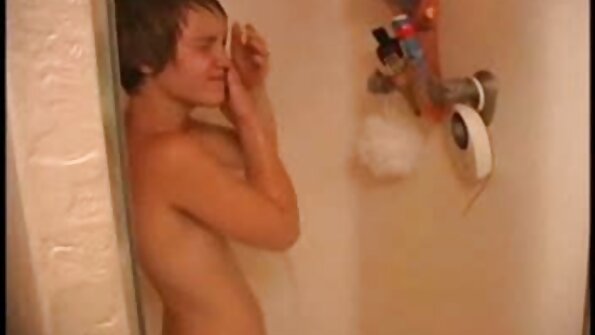 Ankizy kely tratra no manao tsotsotra eo ambony sofa