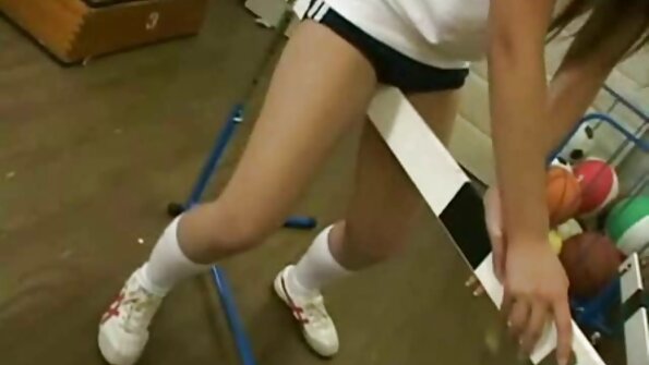 Bambi Brooks sy ny vatany tanora mafana ao amin'ny sehatra fuck hardcore