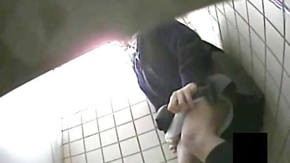 Brunette kely nono sy boriky be dia manao firaisana ara-pirazanana