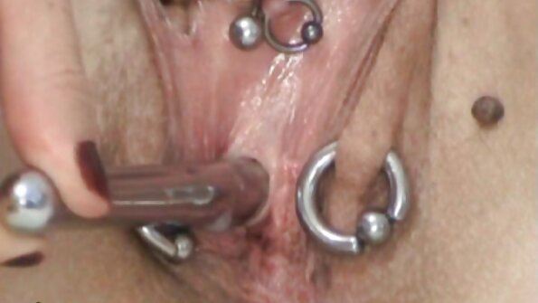 Blonde dia mahazo ny akoholahy mainty lehibe misy raikeliny ao anatiny